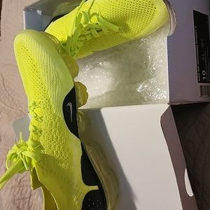 Beautiful nike air vapormax flyknit 2..unisex I wear a size 11 women price firm